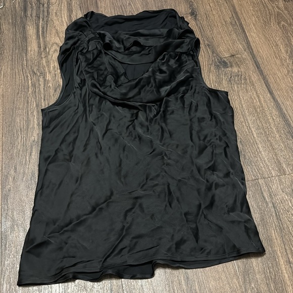 NWT! Banana Republic Black Hammered Satin Cowl-Neck Tank - Size Large 🗺️ - Picture 7 of 8